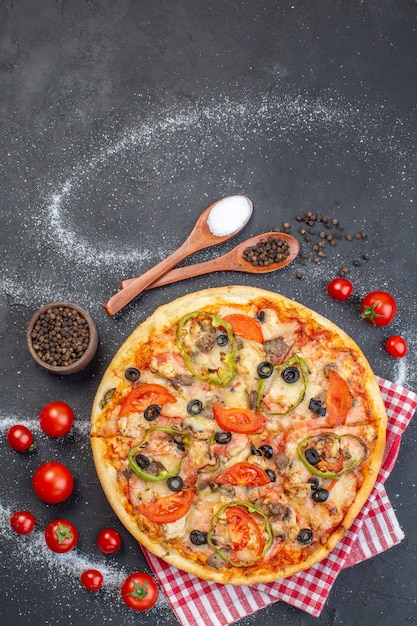 Free photo top view delicious cheese pizza with red tomatoes on dark surface