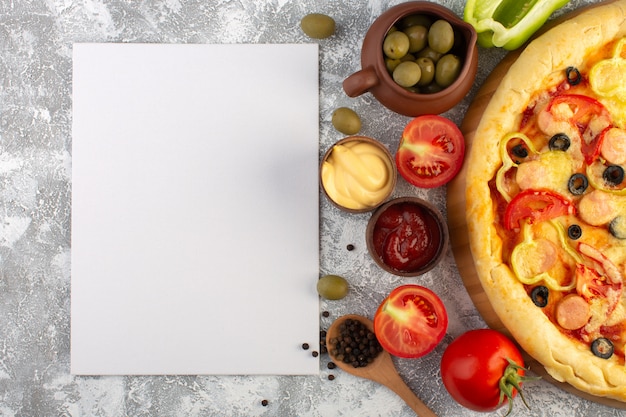 Free photo top view delicious cheesy pizza with olives sausages and red tomatoes on the grey background fast-food italian dough meal