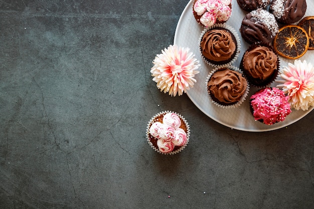 Free photo top view of delicious chocolate cupcakes