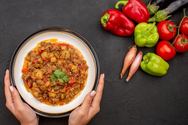 Free photo top view delicious cooked vegetables with fresh vegetables on grey surface meal salad health sauce food