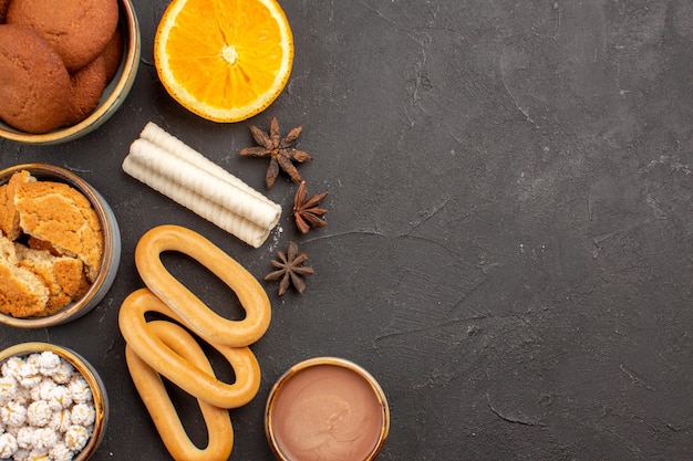 Free Photo top view delicious cookies with crackers on dark desk cookies biscuit sugar dessert sweet cake