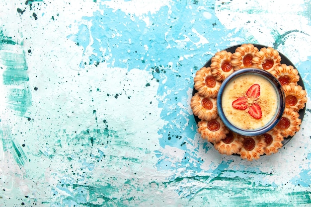 Free photo top view delicious cookies with jam and strawberry dessert on light blue background cookie sugar sweet biscuit cake dessert