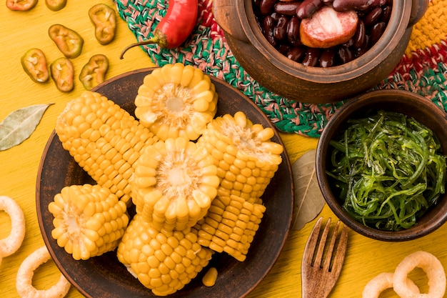 Free photo top view delicious corn on plate