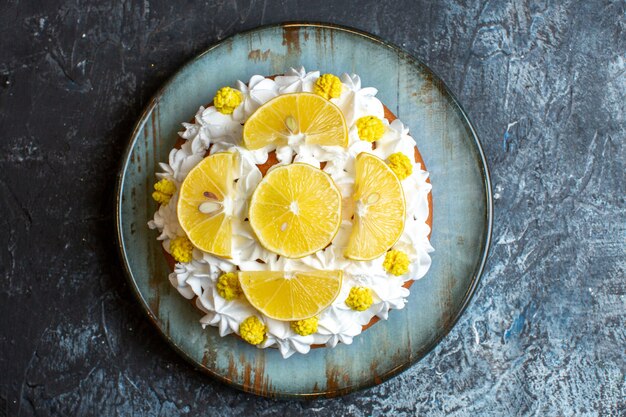 Top view delicious cream cake with sliced fruits