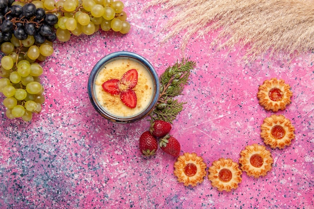 Free photo top view delicious creamy dessert with fresh green grapes and cookies on the light pink background dessert ice-cream berry cream sweet fruit