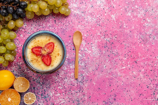 Free photo top view delicious creamy dessert with fresh green grapes on light-pink background dessert ice-cream berry cream sweet fruits