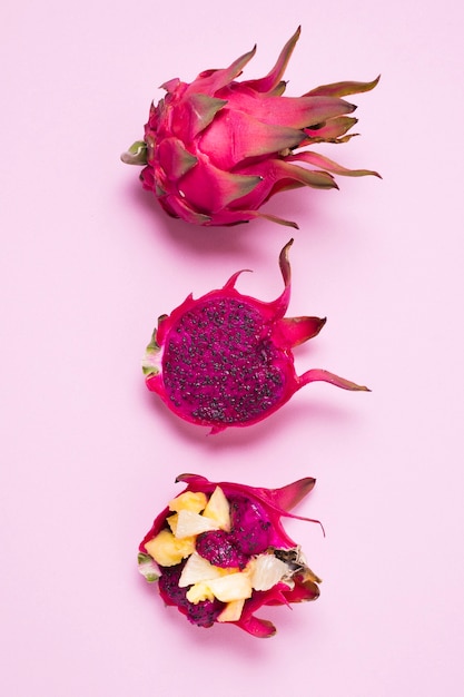 Free photo top view delicious dragon fruits on the table