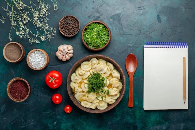 Free photo top view delicious dumpling soup with different seasonings on green desk soup food meat dough vegetable