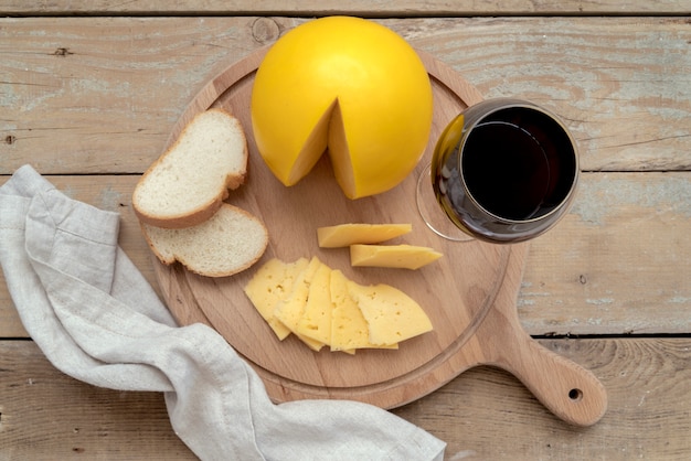 Free photo top view delicious homemade cheese with bread