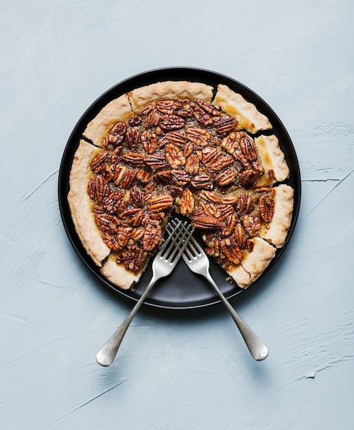 Free photo top view delicious homemade pecan pie with forks