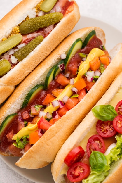 Free photo top view delicious hot dogs with vegetables