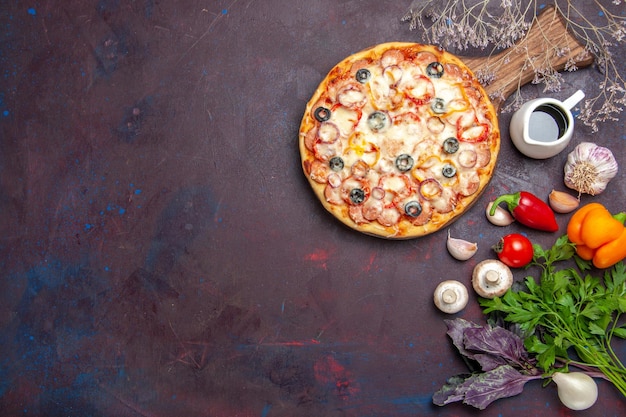 Free photo top view delicious mushroom pizza with cheese olives and seasonings on dark surface dough pizza meal italian food