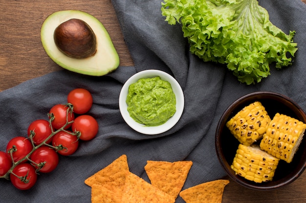 Free photo top view delicious nachos with guacamole