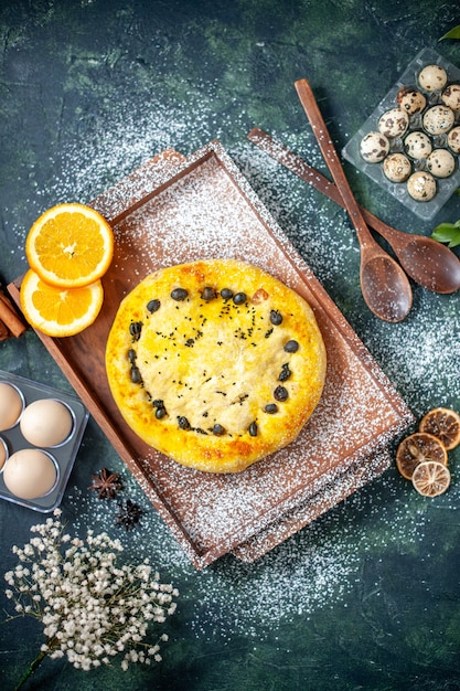 Free photo top view delicious pie with fruits on dark blue surface