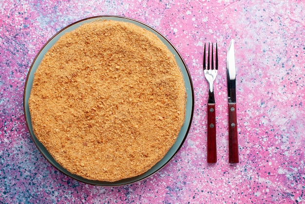 Free photo top view delicious round cake inside glass plate with cutlery on the bright desk cake pie biscuit sweet bake sugar