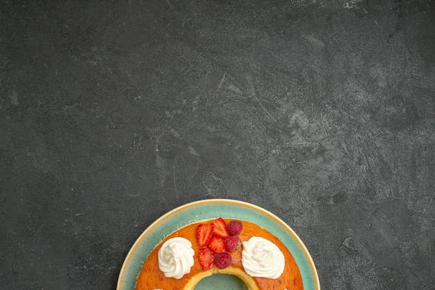 Free photo top view delicious round pie with fruits and cream on dark background tea sugar cookies biscuit cake pie sweet