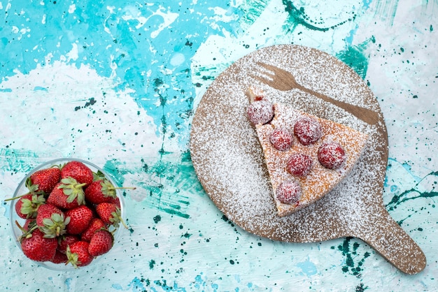 Free photo top view of delicious strawberry cake sliced delicious cake sugar powdered on bright-blue desk, berry cake sweet bake dough