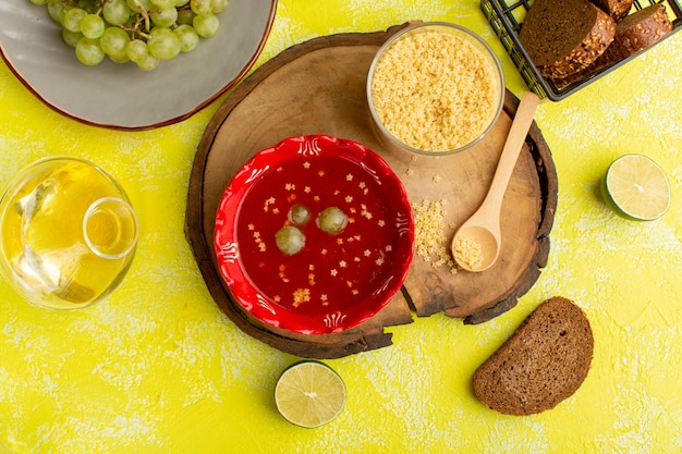 Free photo top view delicious tomato sauce with bread on the yellow table soup meal vegetable food