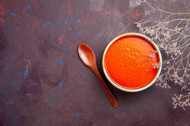 Free photo top view delicious tomato soup cooked from fresh tomatoes on dark background sauce meal tomato dish soup