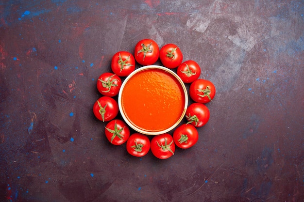 Free photo top view delicious tomato soup with fresh tomatoes on a dark background tomatoes dish dinner soup sauce meal