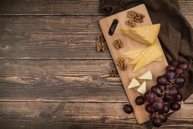 Free photo top view delicious variety of cheese on the table