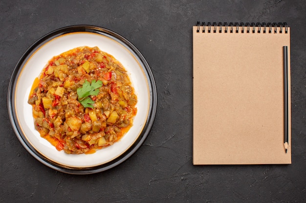 Free photo top view delicious vegetable meal sliced cooked dish inside plate on a grey background dinner meal food sauce soup