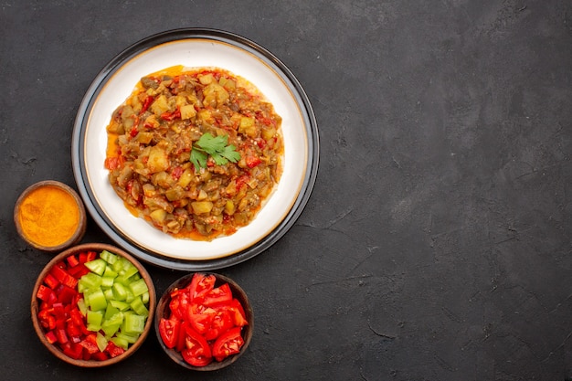 Free photo top view delicious vegetable meal sliced cooked dish inside plate on grey background meal dinner food sauce soup vegetable