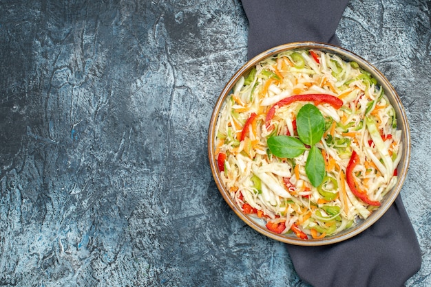 Free photo top view delicious vegetable salad on light-grey background