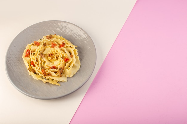 Free photo a top view dough pasta with cooked meat and vegetables inside grey plate on white-pink