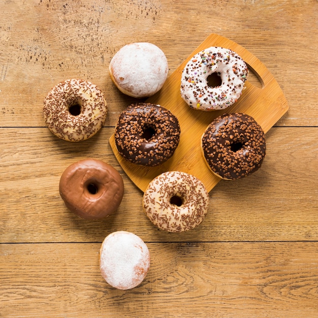 Free photo top view of doughnuts on chopping board