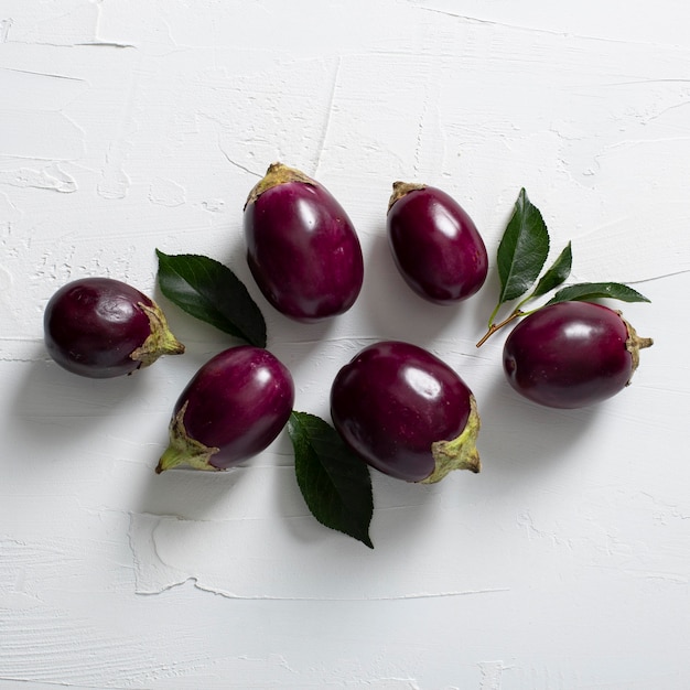 Free photo top view eggplants with leaves