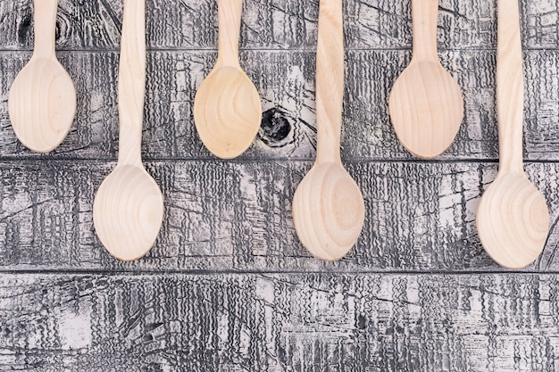 Free photo top view empty wooden spoons on wooden