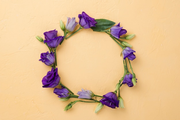 Free photo top view floral wreath