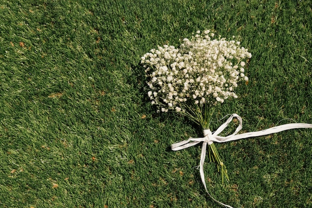 Free photo top view flowers bouquet on grass