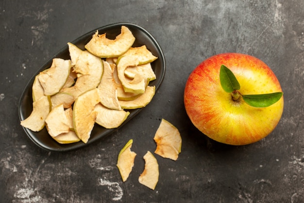 Free photo top view fresh apple with dried apple on dark background