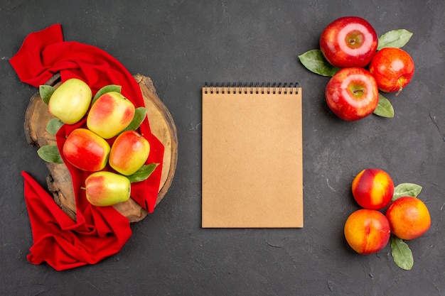 Free Photo top view fresh apples with peaches on a dark-grey table color fresh ripe fruit 