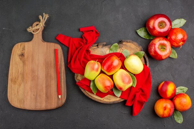 Free photo top view fresh apples with peaches on dark-grey table fresh  ripe fruits