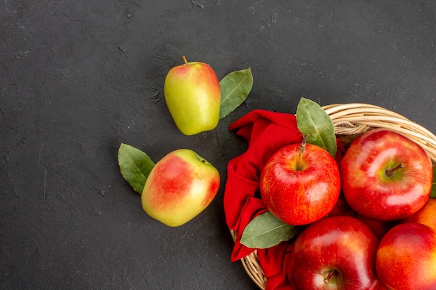 Free photo top view fresh apples with peaches inside basket on dark floor ripe fruit fresh