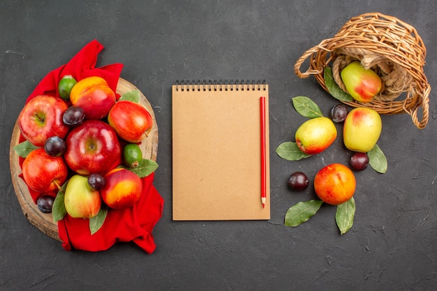 Free Photo top view fresh apples with peaches and plums on a dark table ripe juice tree mellow