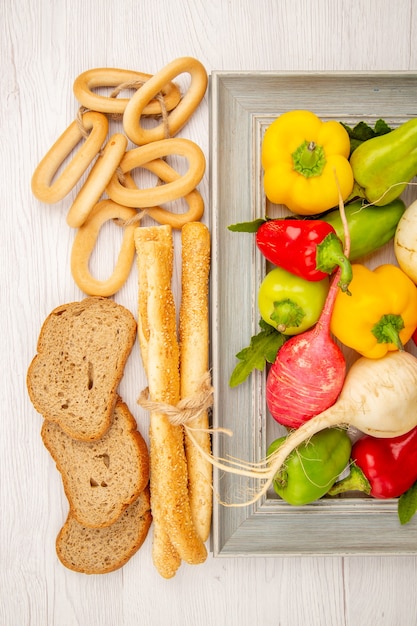 Free Photo top view fresh bell-peppers with radish and bread on white table