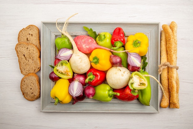 Free photo top view fresh bell-peppers with radish buns and onions on white table