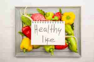 Free photo top view fresh bell-peppers with radish on white table