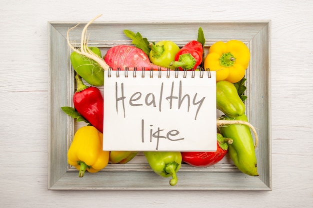 Free Photo top view fresh bell-peppers with radish on white table