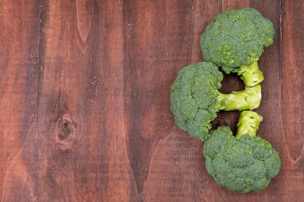 Free photo top view fresh broccoli on wooden table