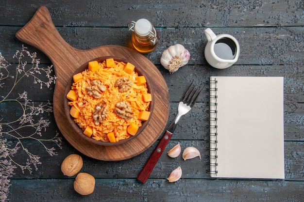 Free photo top view fresh carrot salad grated salad with walnuts on a dark desk diet color nut health salad