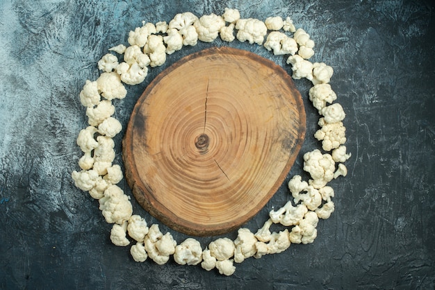 Free photo top view fresh cauliflower circled on light-grey table