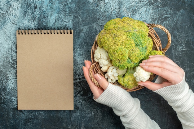 Free photo top view fresh cauliflower inside basket on light-grey tablee