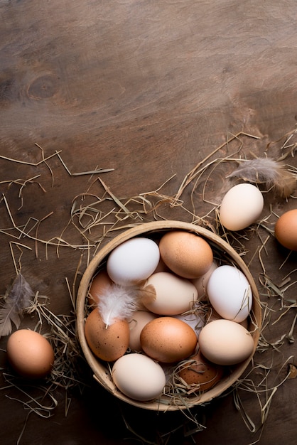 Free photo top view fresh chicken eggs