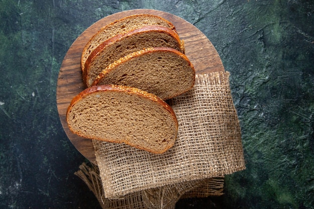 Free photo top view fresh dark bread on dark desk