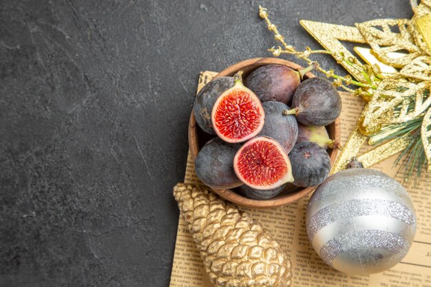 Top view fresh figs with christmas tree toys on dark background